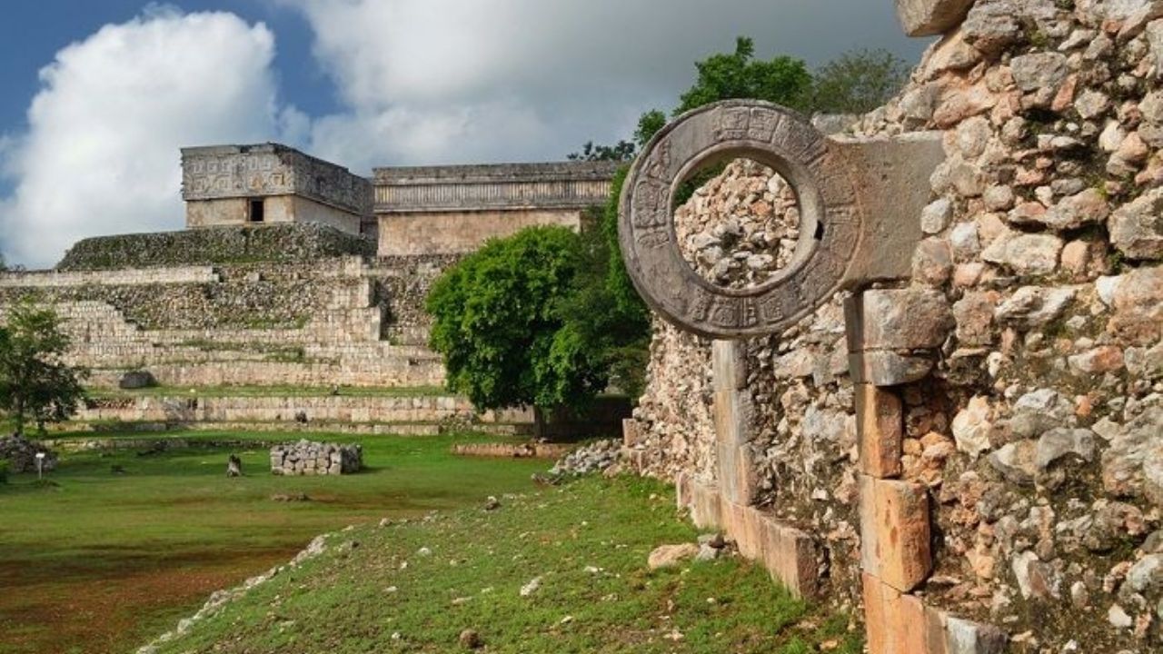 Great Ball Court Chichén Itzá Mayan ruins